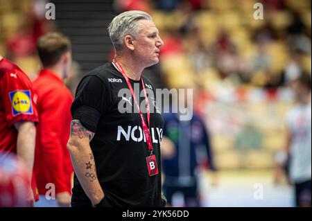 Herning, Dänemark. November 2024. Cheftrainer Nikolaj Jacobsen aus Dänemark beim EHF-Europapokal 2024 zwischen Dänemark und Norwegen bei Boxen in Herning. Stockfoto