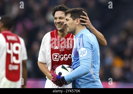 AMSTERDAM - Jari Litmanen und Iker Casillas während eines Benefizspiels zwischen Ajax Legends und Real Madrid Legends in der Johan Cruijff Arena anlässlich des 125. Jubiläums von Ajax in dieser Saison. ANP ROBIN VAN LONKHUIJSEN Stockfoto