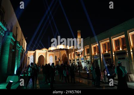 Bagdad, Irak. November 2024. Besucher besuchen die Al-Saray Street in der Altstadt von Bagdad, um das Bagdad Day Festival zu sehen. Das Bagdad Day Festival feiert die Geschichte und Zivilisation Bagdads. Die Veranstaltung „Bagdad Simulation“, eines der Segmente des Festivals, das die Atmosphäre der Stadt in einer Zeit von 1924 bis 2024 wiederbeleben soll, indem traditionelle Charaktere und wesentliche Rollen neu verkörpert werden, die eine zentrale Rolle im täglichen Leben in Bagdad spielten. (Credit Image: © Ismael Adnan/SOPA Images via ZUMA Press Wire) NUR REDAKTIONELLE VERWENDUNG! Nicht für kommerzielle ZWECKE! Stockfoto