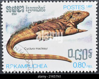 Von Kambodscha gedruckte, gestempelte Briefmarke, die Blaue Iguana (Cyclura macleayi) zeigt, um 1987. Stockfoto