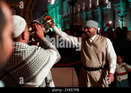 Bagdad, Irak. November 2024. Menschen in Folklore-Kostümen tanzen während des Bagdad Day Festivals in der Al-Saray Street. Das Bagdad Day Festival feiert die Geschichte und Zivilisation Bagdads. Die Veranstaltung „Bagdad Simulation“, eines der Segmente des Festivals, das die Atmosphäre der Stadt in einer Zeit von 1924 bis 2024 wiederbeleben soll, indem traditionelle Charaktere und wesentliche Rollen neu verkörpert werden, die eine zentrale Rolle im täglichen Leben in Bagdad spielten. (Credit Image: © Ismael Adnan/SOPA Images via ZUMA Press Wire) NUR REDAKTIONELLE VERWENDUNG! Nicht für kommerzielle ZWECKE! Stockfoto