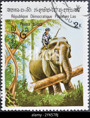 Gestempelte Briefmarke von Laos, die Asiatischen Elefanten (Elephas maximus) zeigt, um 1982. Stockfoto