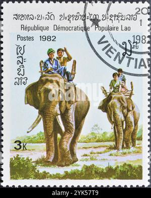 Gestempelte Briefmarke von Laos, die Asiatischen Elefanten (Elephas maximus) zeigt, um 1982. Stockfoto