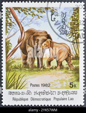 Gestempelte Briefmarke von Laos, die Asiatischen Elefanten (Elephas maximus) zeigt, um 1982. Stockfoto