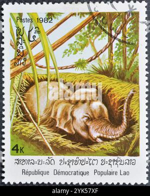 Gestempelte Briefmarke von Laos, die Asiatischen Elefanten (Elephas maximus) zeigt, um 1982. Stockfoto