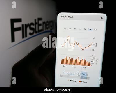 In dieser Abbildung ist ein Mobiltelefon mit der Website des US-Energieversorgers FirstEnergy Corp. Vor dem Logo zu sehen. Stockfoto