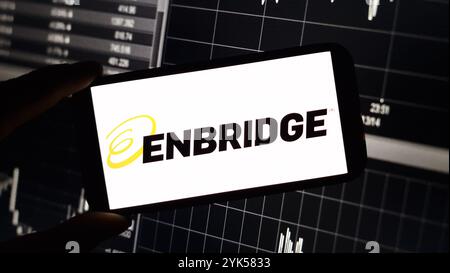 Konskie, Polen – 15. November 2024: Das Firmenlogo Enbridge wird auf dem Mobiltelefon angezeigt Stockfoto