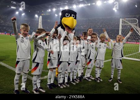 Freiburg, Deutschland. November 2024. Einlaufkinder vor dem Spiel der UEFA Nations League: Deutschland gegen Bosnien-Herzegowina Credit: dpa/Alamy Live News Stockfoto