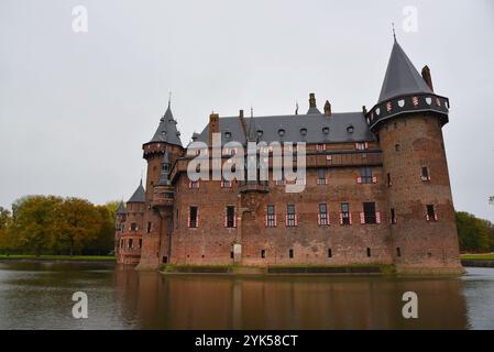 Haarzuilens, Niederlande. Oktober 2024. Castle de Haar, eine der am besten erhaltenen mittelalterlichen Burgen in den niederlanden. Hochwertige Fotos Stockfoto