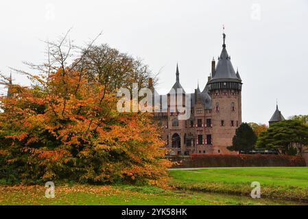 Haarzuilens, Niederlande. Oktober 2024. Castle de Haar, eine der am besten erhaltenen mittelalterlichen Burgen in den niederlanden. Hochwertige Fotos Stockfoto
