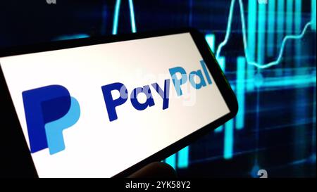 Konskie, Polen – 15. November 2024: Firmenlogo von PayPal auf dem Mobiltelefon Stockfoto