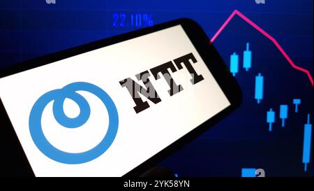 Konskie, Polen – 15. November 2024: Firmenlogo von NTT auf dem Mobiltelefon Stockfoto