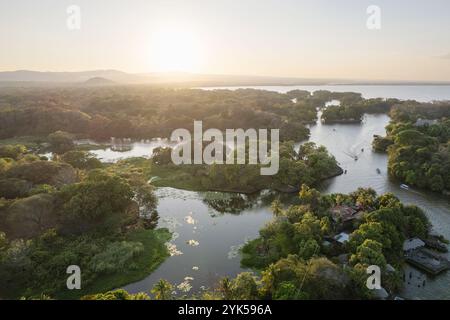 Sonnenuntergang über tropischen Inseln mit Blick auf die Drohne in Nicaragua Stockfoto