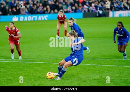 Goodison Park, Liverpool, Großbritannien. Sonntag, 17. November 2024, Barclays Women’s Super League: Everton FC Women vs Liverpool FC Women im Goodison Park. Everton Stürmer Katja Snoeijs 25 erzielt einen Elfmeter. James Giblin/Alamy Live News. Stockfoto