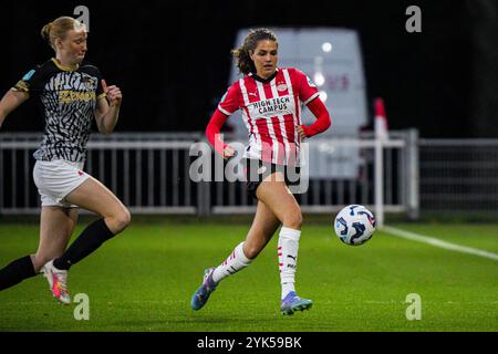 Eindhoven, Niederlande. November 2024. EINDHOVEN, NIEDERLANDE - 17. NOVEMBER: Pleun Groot von AZ Alkmaar, Melanie Bross von PSV im Kampf um den Ball während des niederländischen Azerion Vrouwen Eredivisie Spiels zwischen PSV und AZ Alkmaar am 17. November 2024 auf dem PSV Campus de Herdgang in Eindhoven, Niederlande. (Foto von Gabriel Calvino Alonso/Orange Pictures) Credit: Orange Pics BV/Alamy Live News Stockfoto