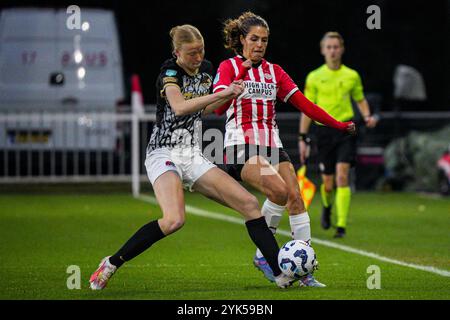 Eindhoven, Niederlande. November 2024. EINDHOVEN, NIEDERLANDE - 17. NOVEMBER: Pleun Groot von AZ Alkmaar, Melanie Bross von PSV im Kampf um den Ball während des niederländischen Azerion Vrouwen Eredivisie Spiels zwischen PSV und AZ Alkmaar am 17. November 2024 auf dem PSV Campus de Herdgang in Eindhoven, Niederlande. (Foto von Gabriel Calvino Alonso/Orange Pictures) Credit: Orange Pics BV/Alamy Live News Stockfoto