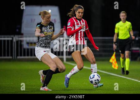 Eindhoven, Niederlande. November 2024. EINDHOVEN, NIEDERLANDE - 17. NOVEMBER: Pleun Groot von AZ Alkmaar, Melanie Bross von PSV im Kampf um den Ball während des niederländischen Azerion Vrouwen Eredivisie Spiels zwischen PSV und AZ Alkmaar am 17. November 2024 auf dem PSV Campus de Herdgang in Eindhoven, Niederlande. (Foto von Gabriel Calvino Alonso/Orange Pictures) Credit: Orange Pics BV/Alamy Live News Stockfoto