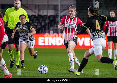 EINDHOVEN, NIEDERLANDE - 17. NOVEMBER: Sisca Folkertsma von PSV Dribbles während des niederländischen Azerion Vrouwen Eredivisie Spiels zwischen PSV und AZ Alkmaar am 17. November 2024 auf dem PSV Campus de Herdgang in Eindhoven, Niederlande. (Foto: Gabriel Calvino Alonso/Orange Pictures) Stockfoto