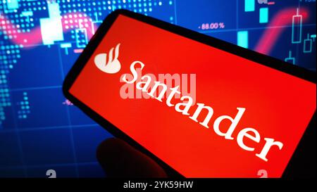 Konskie, Polen – 15. November 2024: Das Firmenlogo von Santander wird auf dem Mobiltelefon angezeigt Stockfoto