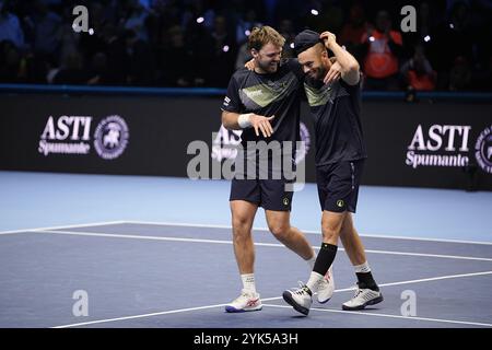 Torino, Italien. November 2024. Kevin Krawietz und Tim Puetz&#xa0; feiern nach dem Gewinn des Doppelfinalspiels der ATP World Tour Finals in der Inalpi Arena in Turin, Italien - Sport - Sonntag, 17. November 2024. (Foto: Marco Alpozzi/Lapresse) Credit: LaPresse/Alamy Live News Stockfoto