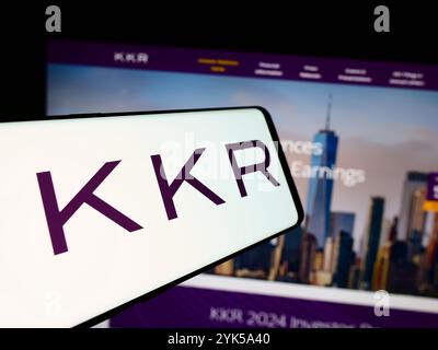 Deutschland. August 2024. In dieser Abbildung ist ein Mobiltelefon mit dem Logo der amerikanischen Investmentgesellschaft KKR Co. Inc. Vor der Business-Website zu sehen. (Credit Image: © Timon Schneider/SOPA Images via ZUMA Press Wire) NUR REDAKTIONELLE VERWENDUNG! Nicht für kommerzielle ZWECKE! Stockfoto
