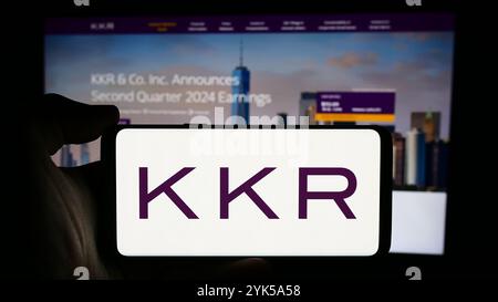Deutschland. August 2024. In dieser Abbildung ist ein Mobiltelefon mit dem Logo der US-amerikanischen Investmentgesellschaft KKR Co. Inc. Vor der Business-Website zu sehen. (Credit Image: © Timon Schneider/SOPA Images via ZUMA Press Wire) NUR REDAKTIONELLE VERWENDUNG! Nicht für kommerzielle ZWECKE! Stockfoto