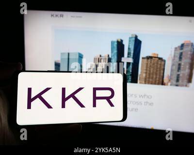 Deutschland. August 2024. In dieser Abbildung ist ein Mobiltelefon mit dem Logo der US-amerikanischen Investmentgesellschaft KKR Co. Inc. Vor der Business-Website zu sehen. (Credit Image: © Timon Schneider/SOPA Images via ZUMA Press Wire) NUR REDAKTIONELLE VERWENDUNG! Nicht für kommerzielle ZWECKE! Stockfoto