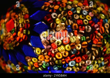 Beleuchtung, schönes und unvergessliches Licht aus einer Tischlampe. Türkische, antike orientalische Lampe aus rotem, blauem, grünem, gelbem perlenbesetztem Glas. Stockfoto