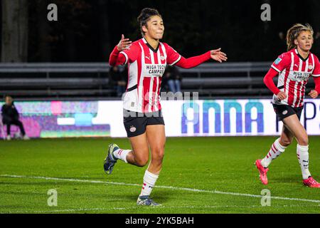 Eindhoven, Niederlande. November 2024. EINDHOVEN, NIEDERLANDE - 17. NOVEMBER: Chimera Ripa von PSV feiert das erste Tor beim niederländischen Azerion Vrouwen Eredivisie Spiel zwischen PSV und AZ Alkmaar am 17. November 2024 auf dem PSV Campus de Herdgang in Eindhoven. (Foto von Gabriel Calvino Alonso/Orange Pictures) Credit: Orange Pics BV/Alamy Live News Stockfoto