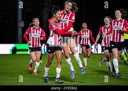 Eindhoven, Niederlande. November 2024. EINDHOVEN, NIEDERLANDE - 17. NOVEMBER: Chimera Ripa von PSV feiert das erste Tor mit Melanie Bross vom PSV während des niederländischen Azerion Vrouwen Eredivisie Spiels zwischen PSV und AZ Alkmaar am 17. November 2024 auf dem PSV Campus de Herdgang in Eindhoven, Niederlande. (Foto von Gabriel Calvino Alonso/Orange Pictures) Credit: Orange Pics BV/Alamy Live News Stockfoto