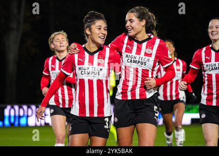 Eindhoven, Niederlande. November 2024. EINDHOVEN, NIEDERLANDE - 17. NOVEMBER: Chimera Ripa von PSV feiert das erste Tor mit Melanie Bross vom PSV während des niederländischen Azerion Vrouwen Eredivisie Spiels zwischen PSV und AZ Alkmaar am 17. November 2024 auf dem PSV Campus de Herdgang in Eindhoven, Niederlande. (Foto von Gabriel Calvino Alonso/Orange Pictures) Credit: Orange Pics BV/Alamy Live News Stockfoto