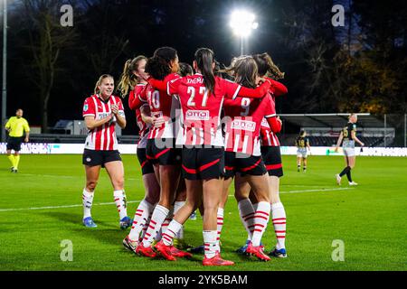 Eindhoven, Niederlande. November 2024. EINDHOVEN, NIEDERLANDE - 17. NOVEMBER: PSV-Spieler feiern das erste Tor beim niederländischen Azerion Vrouwen Eredivisie Spiel zwischen PSV und AZ Alkmaar am 17. November 2024 auf dem PSV Campus de Herdgang in Eindhoven. (Foto von Gabriel Calvino Alonso/Orange Pictures) Credit: Orange Pics BV/Alamy Live News Stockfoto