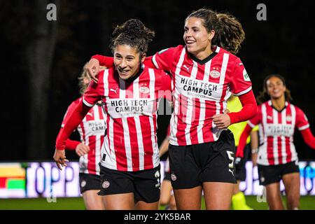 Eindhoven, Niederlande. November 2024. EINDHOVEN, NIEDERLANDE - 17. NOVEMBER: Chimera Ripa von PSV feiert das erste Tor mit Melanie Bross vom PSV während des niederländischen Azerion Vrouwen Eredivisie Spiels zwischen PSV und AZ Alkmaar am 17. November 2024 auf dem PSV Campus de Herdgang in Eindhoven, Niederlande. (Foto von Gabriel Calvino Alonso/Orange Pictures) Credit: Orange Pics BV/Alamy Live News Stockfoto