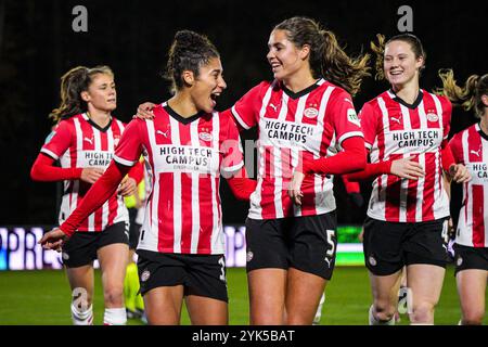 Eindhoven, Niederlande. November 2024. EINDHOVEN, NIEDERLANDE - 17. NOVEMBER: Chimera Ripa von PSV feiert das erste Tor mit Melanie Bross vom PSV während des niederländischen Azerion Vrouwen Eredivisie Spiels zwischen PSV und AZ Alkmaar am 17. November 2024 auf dem PSV Campus de Herdgang in Eindhoven, Niederlande. (Foto von Gabriel Calvino Alonso/Orange Pictures) Credit: Orange Pics BV/Alamy Live News Stockfoto