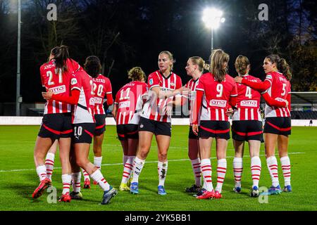 Eindhoven, Niederlande. November 2024. EINDHOVEN, NIEDERLANDE - 17. NOVEMBER: PSV-Spieler feiern das erste Tor beim niederländischen Azerion Vrouwen Eredivisie Spiel zwischen PSV und AZ Alkmaar am 17. November 2024 auf dem PSV Campus de Herdgang in Eindhoven. (Foto von Gabriel Calvino Alonso/Orange Pictures) Credit: Orange Pics BV/Alamy Live News Stockfoto