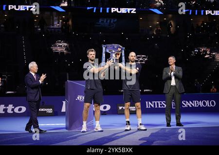 Torino, Italien. November 2024. Kevin Krawietz und Tim Puetz&#xa0; feiern mit der Trophäe, nachdem sie das Doppelfinalspiel des ATP World Tour Finals in der Inalpi Arena in Turin, Italien - Sport - Sonntag, 17. November 2024 gewonnen haben. (Foto: Marco Alpozzi/Lapresse) Credit: LaPresse/Alamy Live News Stockfoto