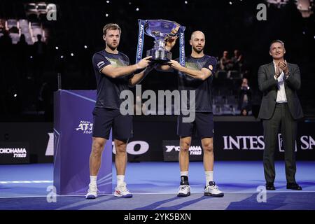 Torino, Italien. November 2024. Kevin Krawietz und Tim Puetz&#xa0; feiern mit der Trophäe, nachdem sie das Doppelfinalspiel des ATP World Tour Finals in der Inalpi Arena in Turin, Italien - Sport - Sonntag, 17. November 2024 gewonnen haben. (Foto: Marco Alpozzi/Lapresse) Credit: LaPresse/Alamy Live News Stockfoto