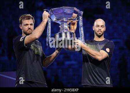 Torino, Italien. November 2024. Kevin Krawietz und Tim Puetz&#xa0; feiern mit der Trophäe, nachdem sie das Doppelfinalspiel des ATP World Tour Finals in der Inalpi Arena in Turin, Italien - Sport - Sonntag, 17. November 2024 gewonnen haben. (Foto: Marco Alpozzi/Lapresse) Credit: LaPresse/Alamy Live News Stockfoto