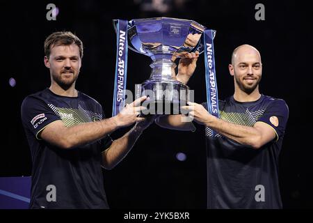 Torino, Italien. November 2024. Kevin Krawietz und Tim Puetz&#xa0; feiern mit der Trophäe, nachdem sie das Doppelfinalspiel des ATP World Tour Finals in der Inalpi Arena in Turin, Italien - Sport - Sonntag, 17. November 2024 gewonnen haben. (Foto: Marco Alpozzi/Lapresse) Credit: LaPresse/Alamy Live News Stockfoto