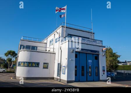 Das Royal National Life Boat Institution RNLI Bootshaus in Lymington in New Forest, Hampshire, Großbritannien, ist ein Art-Deco-Gebäude, das als Rettungsbootstation genutzt wurde Stockfoto