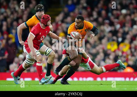 Der Australier Samu Kerevi wurde von Max Llewellyn (rechts) und James Botham (links) während des Autumn International Matches im Principality Stadium in Cardiff angegriffen. Bilddatum: Sonntag, 17. November 2024. Stockfoto