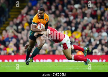 Der Australier Samu Kerevi (links) wurde im Rahmen des Autumn International Matches im Principality Stadium in Cardiff von Max Llewellyn (rechts) angegriffen. Bilddatum: Sonntag, 17. November 2024. Stockfoto