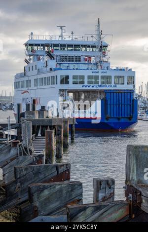 Die Wiglink isle of wight Auto- oder Fahrzeugfähre von Lymington im New Forest nach Yarmouth auf der isle of wight, die sich dem Pier bei Lymington nähert. Stockfoto