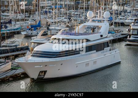 Superyacht-Motorboot am Hafen von Lymington auf dem Lymington River im New Forest, Hampshire, Großbritannien Stockfoto