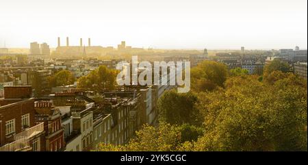 Ein Blick über die Wohnhäuser und Parks von Chelsea in Richtung Battersea mit dem Kraftwerk in der Ferne Stockfoto