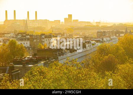 Ein Blick über die Wohnhäuser und Parks von Chelsea in Richtung Battersea mit dem Kraftwerk in der Ferne Stockfoto