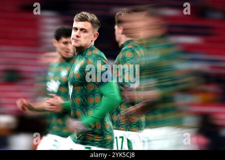 Sammie Szmodics (links) wärmt sich vor dem Auftakt vor dem Spiel der UEFA Nations League Group B2 im Wembley Stadium in London auf. Bilddatum: Sonntag, 17. November 2024. Stockfoto