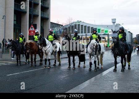 Mounted Police ist am 17. November 2024 im Wembley Stadium, London, Vereinigtes Königreich (Foto: Gareth Evans/News Images) bei der UEFA Nations League, Liga B - Gruppenspiel England gegen Republik Irland anwesend Stockfoto