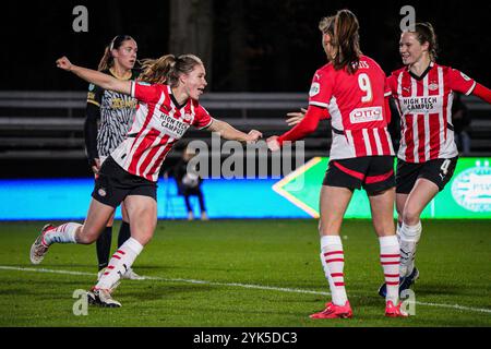 EINDHOVEN, NIEDERLANDE - 17. NOVEMBER: Sisca Folkertsma von PSV feiert das zweite Tor beim niederländischen Azerion Vrouwen Eredivisie Spiel zwischen PSV und AZ Alkmaar am 17. November 2024 auf dem PSV Campus de Herdgang in Eindhoven. (Foto: Gabriel Calvino Alonso/Orange Pictures) Stockfoto