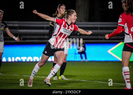 EINDHOVEN, NIEDERLANDE - 17. NOVEMBER: Sisca Folkertsma von PSV feiert das zweite Tor beim niederländischen Azerion Vrouwen Eredivisie Spiel zwischen PSV und AZ Alkmaar am 17. November 2024 auf dem PSV Campus de Herdgang in Eindhoven. (Foto: Gabriel Calvino Alonso/Orange Pictures) Stockfoto